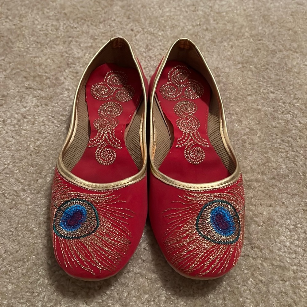 Beautiful pink flats. With feather embroidery.